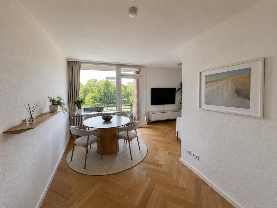 TV and multimedia, Seating area, Dining area