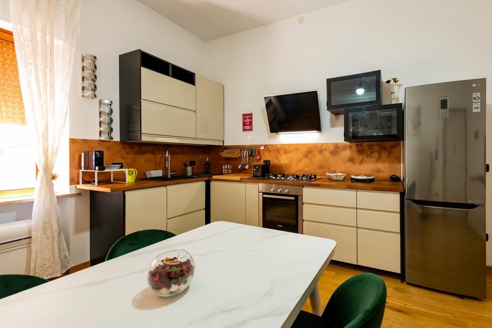 Kitchen or kitchenette, Dining area