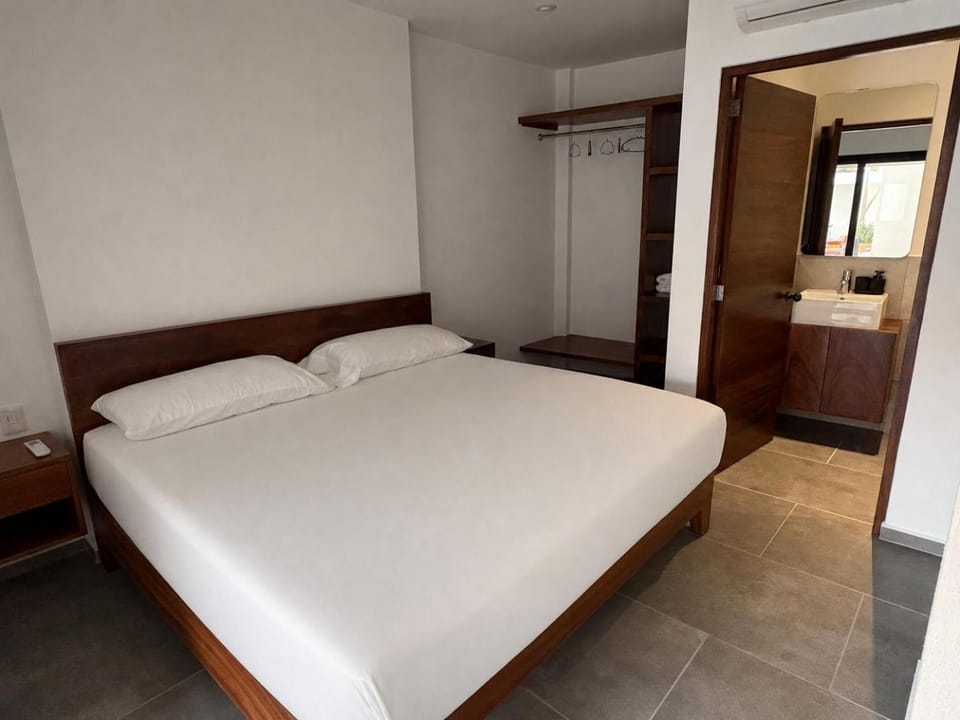 Photo of the whole room, Bedroom, wardrobe