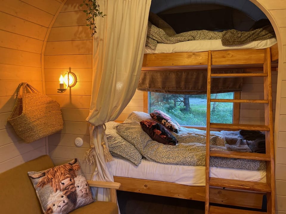 Bedroom, bunk bed