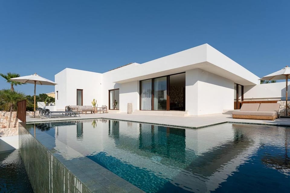 Luxury villa with pool and private beach access Villa in Los Delfines