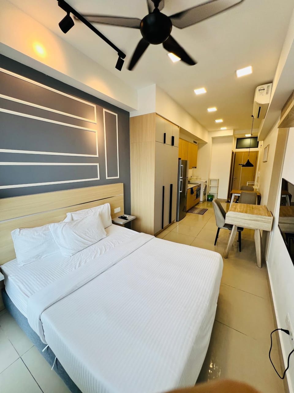 Bed, TV and multimedia, Living room, Seating area, Bedroom, air conditioner