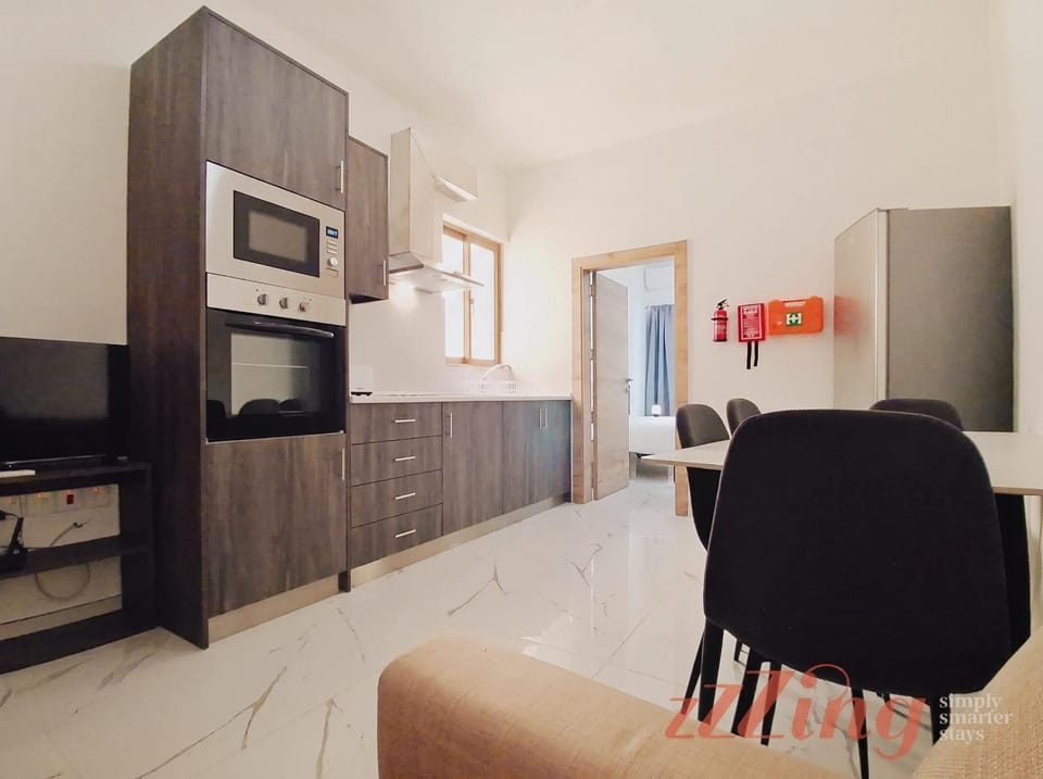 TV and multimedia, Kitchen or kitchenette, Living room, Seating area, Dining area, oven, stove
