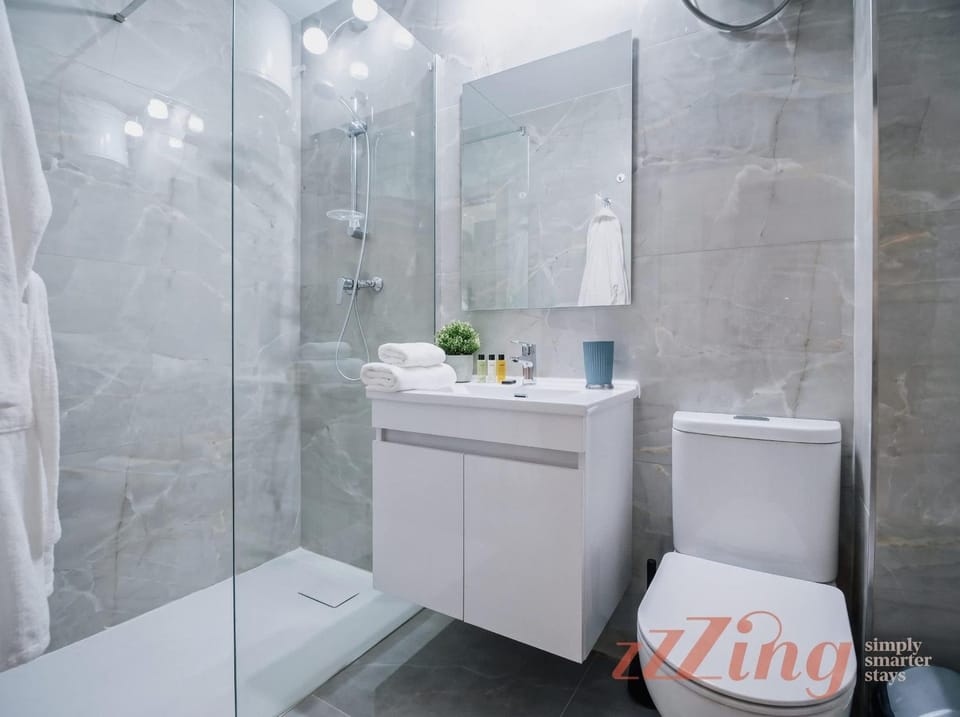 Shower, Toilet, Bathroom, towels