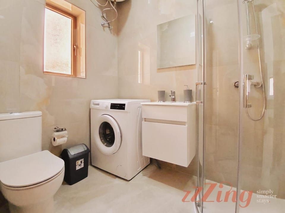 Shower, Toilet, Bathroom, towels, washing machine