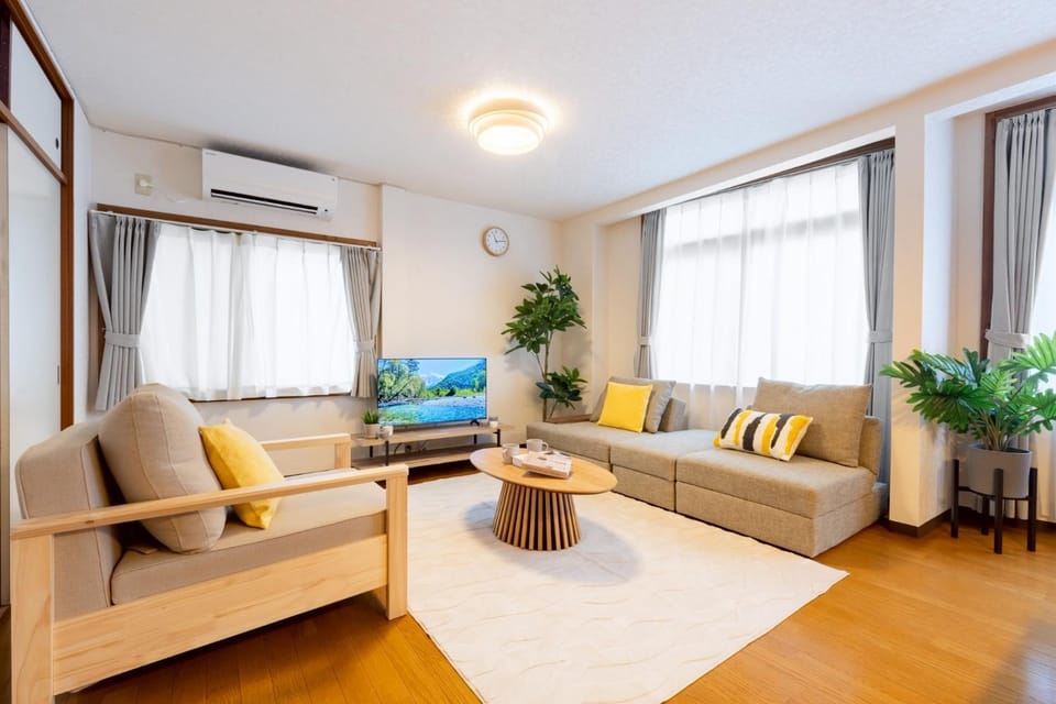 TV and multimedia, Living room, Seating area, air conditioner