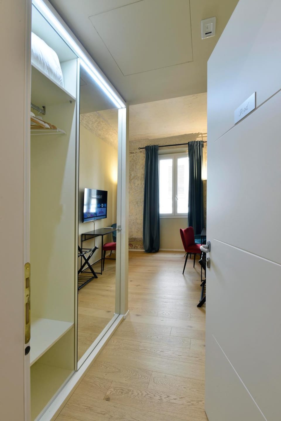 Photo of the whole room, wardrobe