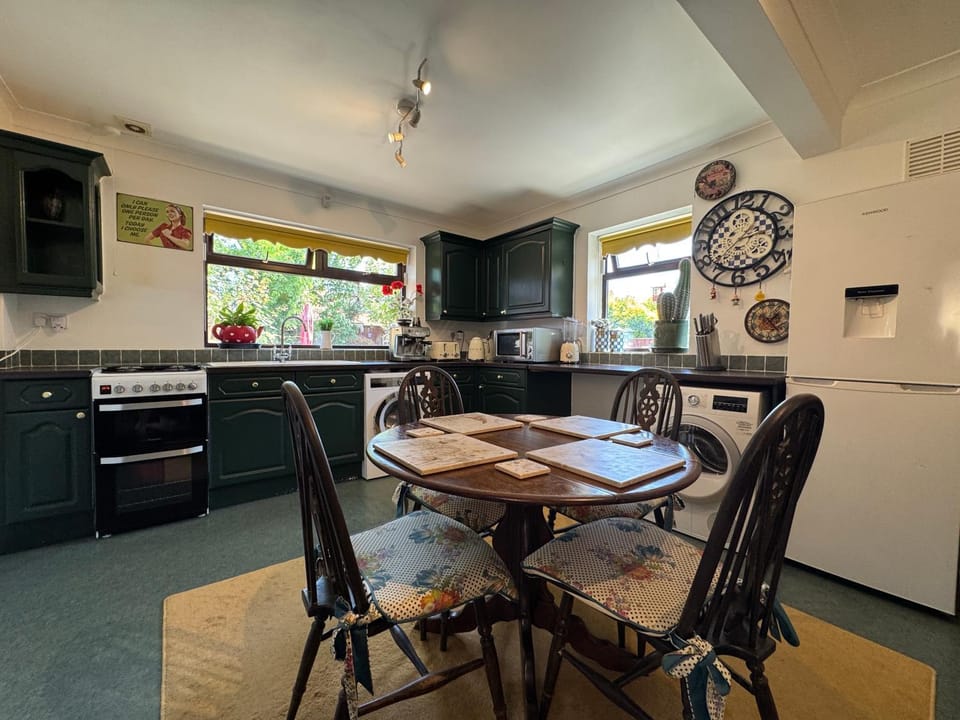 Kitchen or kitchenette, Dining area, dishwasher, oven