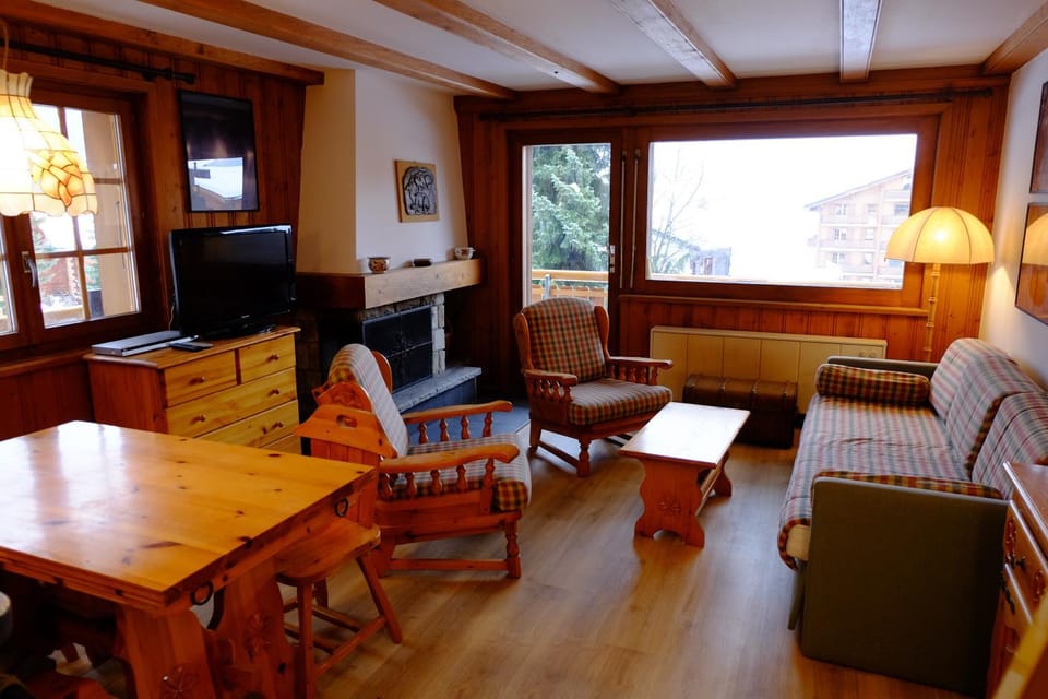 Bed, TV and multimedia, Living room, Seating area