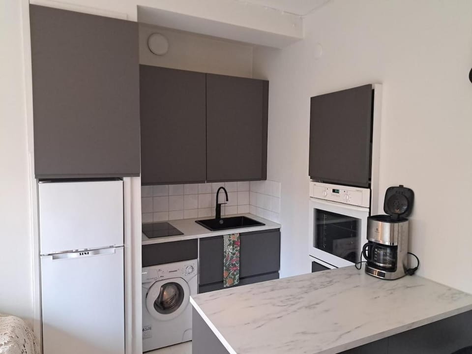 Kitchen or kitchenette, oven, stove