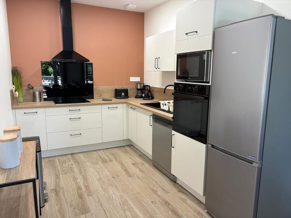 Coffee/tea facilities, Kitchen or kitchenette, dishwasher, oven, stove, toaster