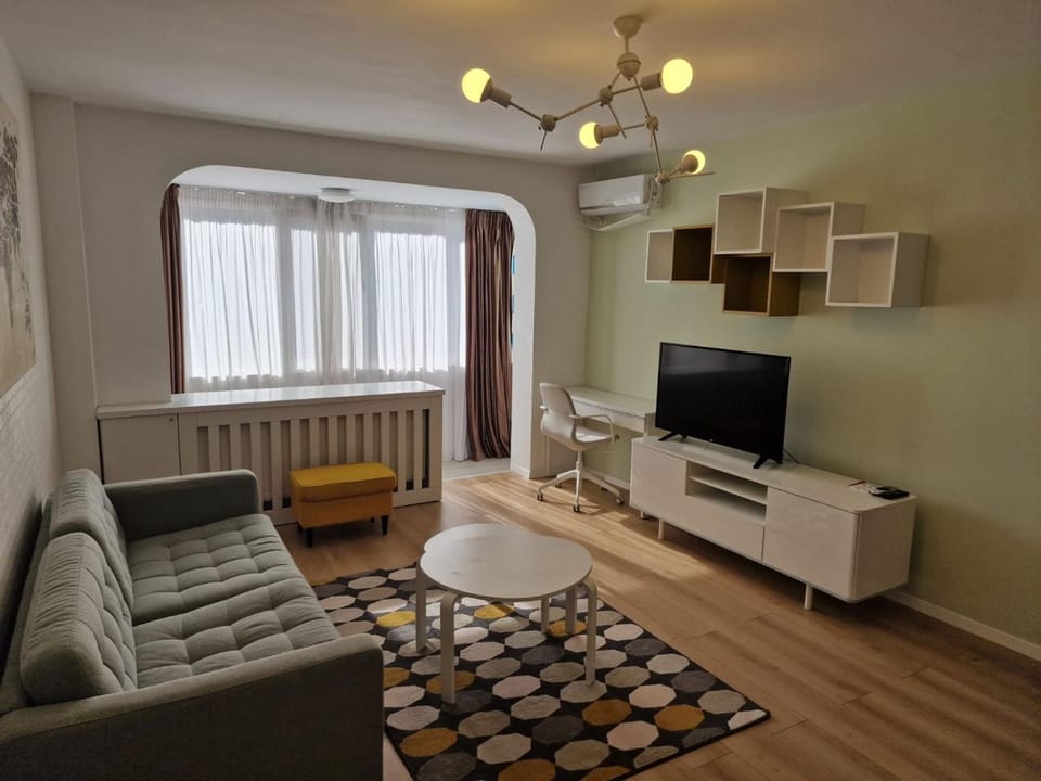 Yellow Apartment - Cismigiu Gardens Apartment in Bucharest