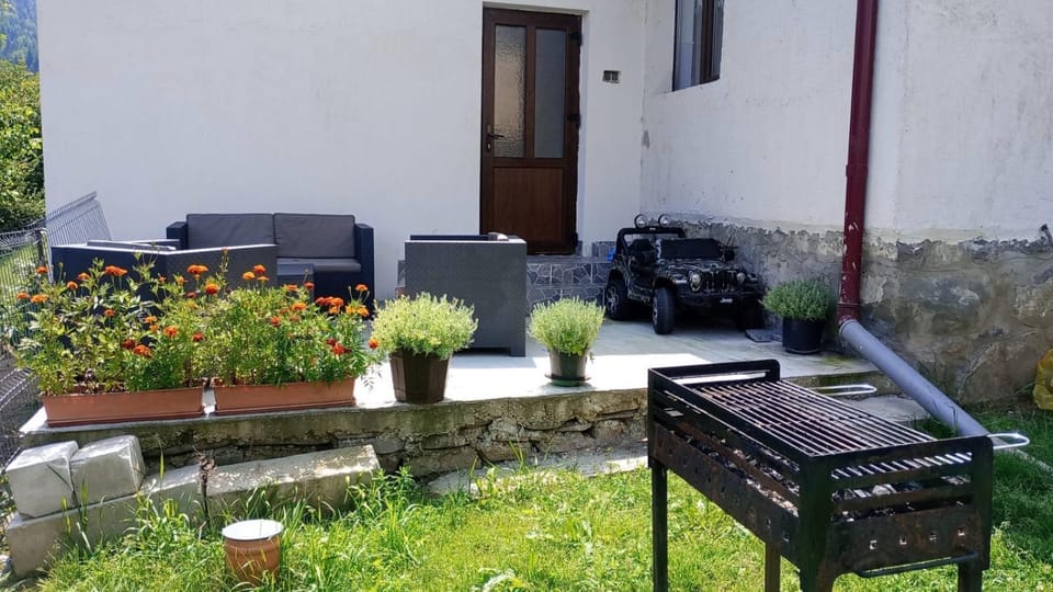 BBQ facilities, Balcony/Terrace, Seating area, Dining area, Garden view