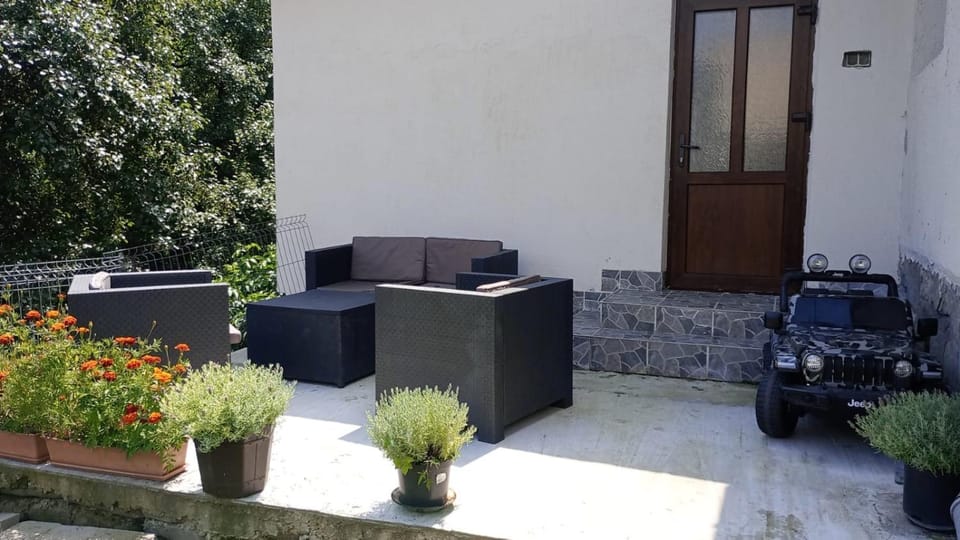 BBQ facilities, Balcony/Terrace, Seating area, Garden view