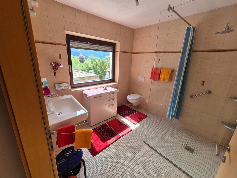 Shower, Toilet, Bathroom, towels