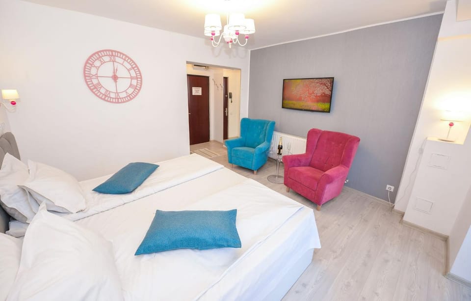 Bed, TV and multimedia, Seating area