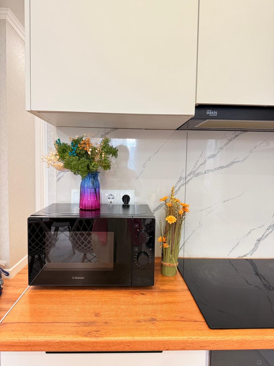Kitchen or kitchenette, microwave, minibar