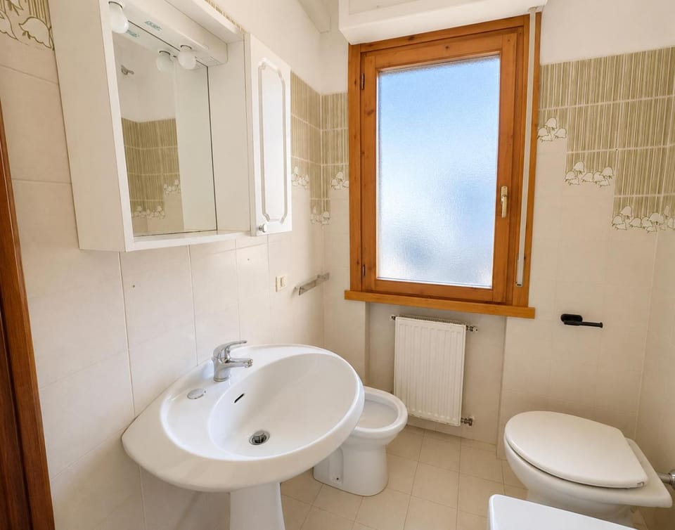 Shower, Toilet, Bathroom, bidet, towels