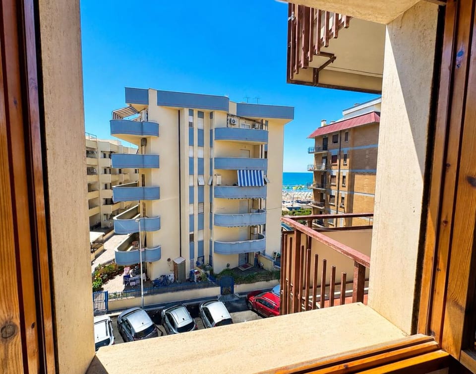Property building, Day, Neighbourhood, View (from property/room), Balcony/Terrace, City view, Sea view, Parking
