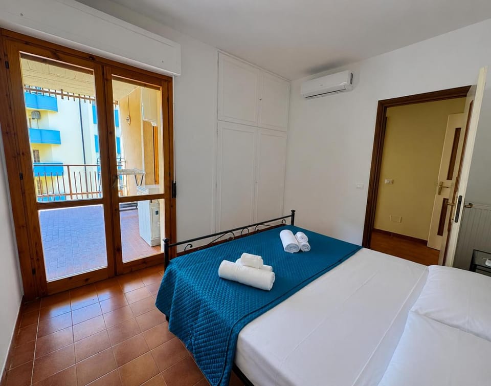 Bed, Photo of the whole room, Bedroom, towels, air conditioner
