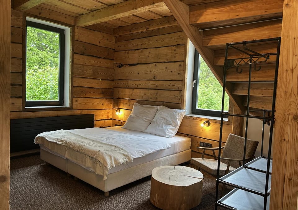 Bed, Seating area, Bedroom