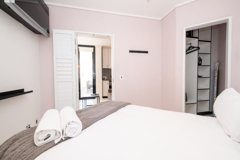 Flamingo - 6th Floor Spacious Sea Point Apartment with Balcony Apartment in Sea Point