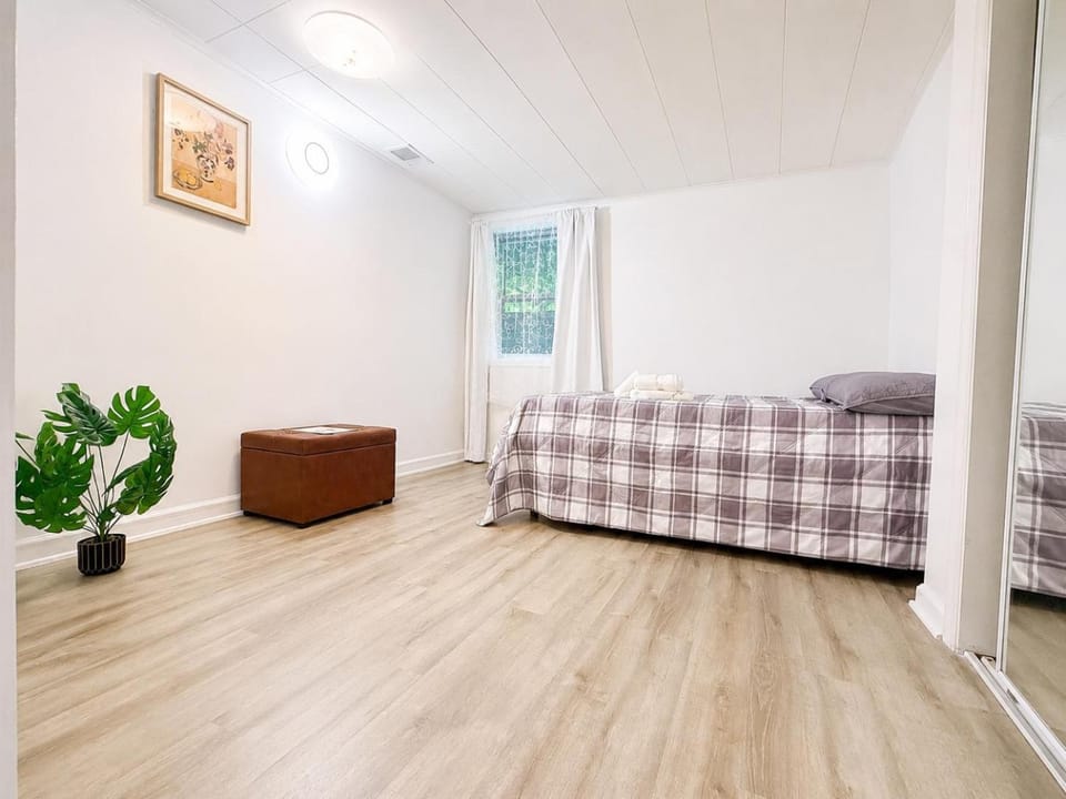 Private Basement Suite Full Kitchen Apartment in Fairland