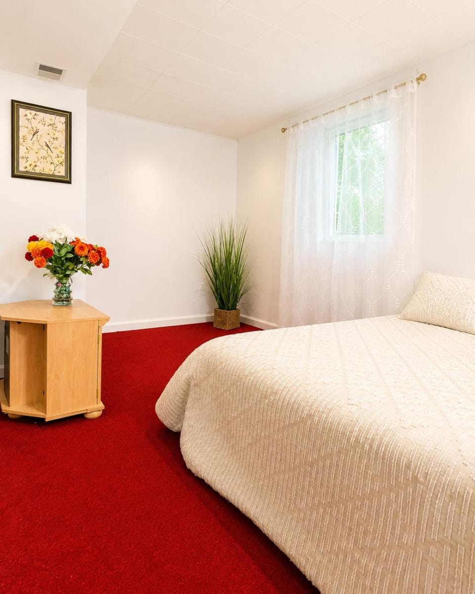 Private Basement Suite Full Kitchen Apartment in Fairland