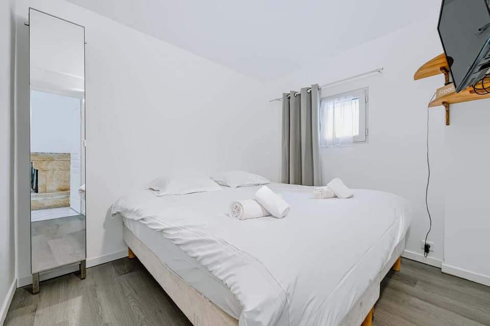 Bed, TV and multimedia, Photo of the whole room, Bedroom, towels