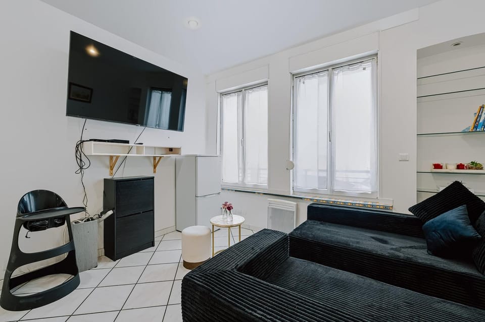 Communal lounge/ TV room, TV and multimedia, Living room, Seating area, Evening entertainment