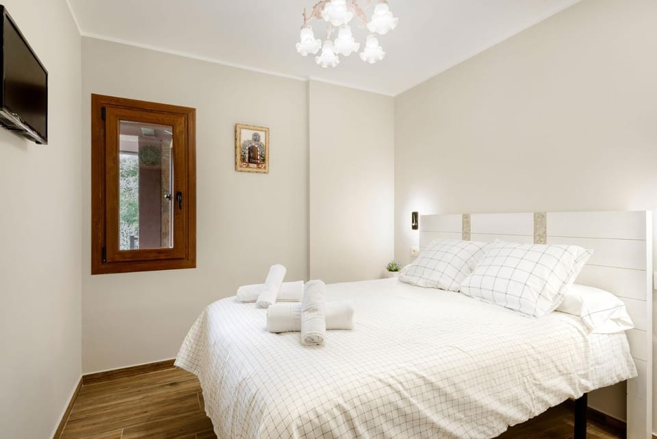 Bed, TV and multimedia, Photo of the whole room, Bedroom, towels