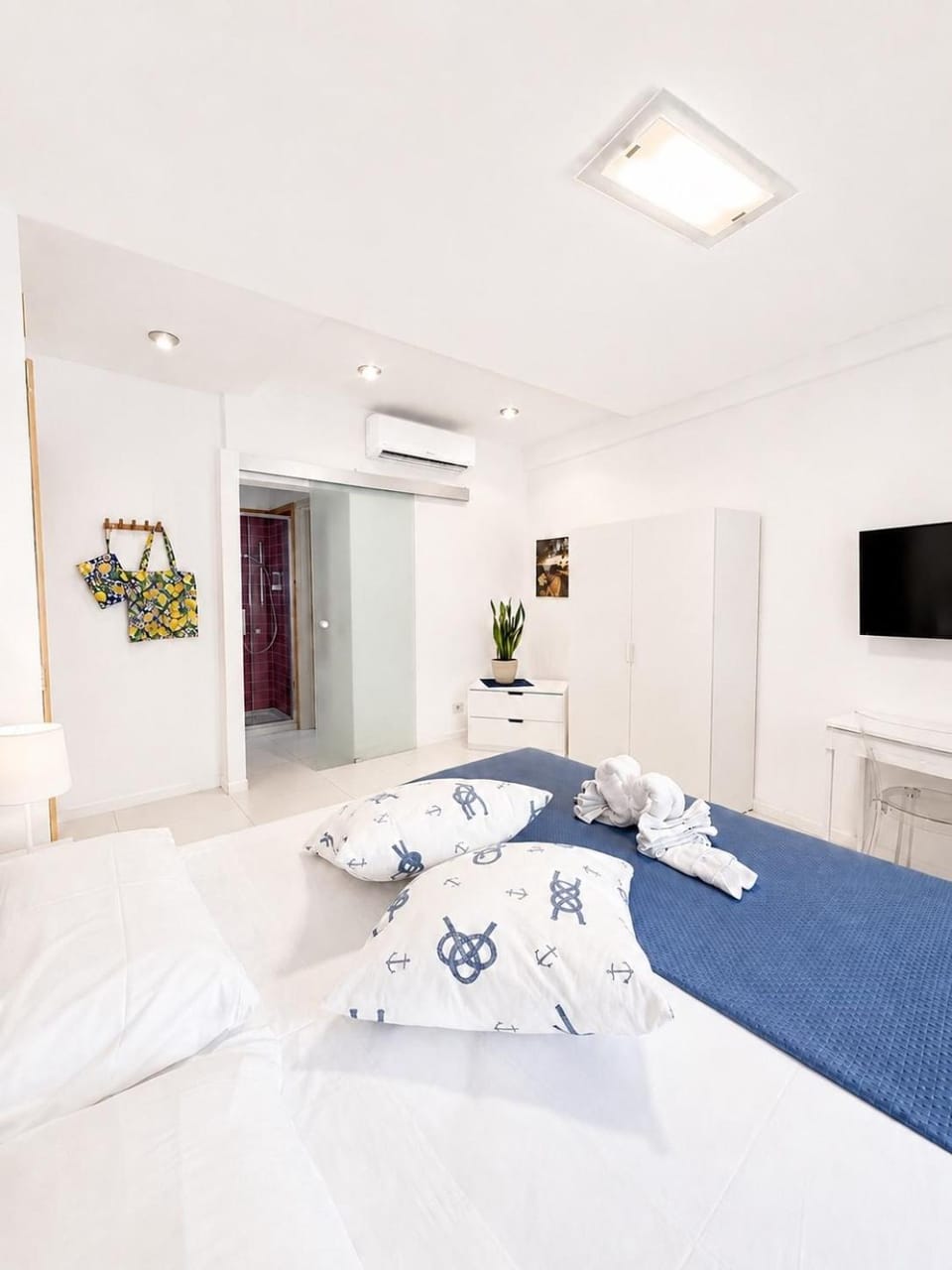 Bed, TV and multimedia, Photo of the whole room, Bedroom, towels, air conditioner