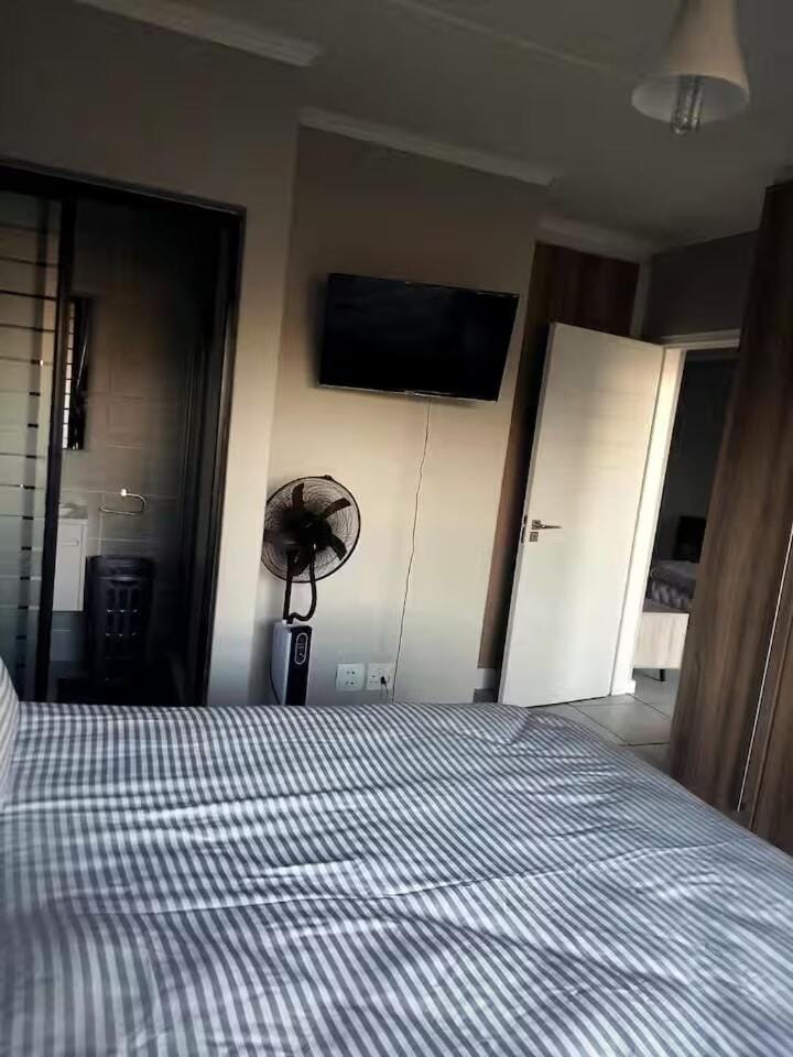 Kikuyu 3BR Gem, Sunset Balcony and Track Views Apartment in Sandton