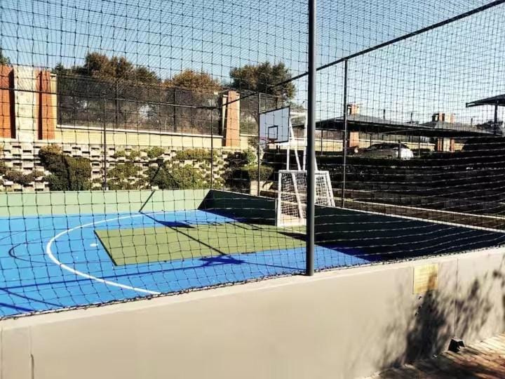 Kikuyu 3BR Gem, Sunset Balcony and Track Views Apartment in Sandton