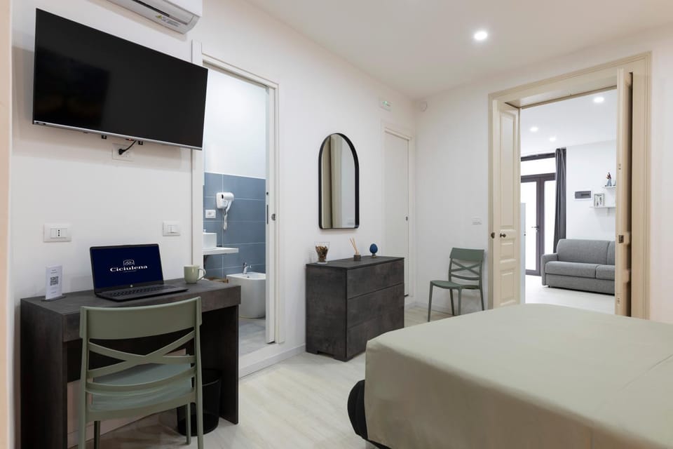 Bed, TV and multimedia, Photo of the whole room, Seating area, Bedroom, air conditioner