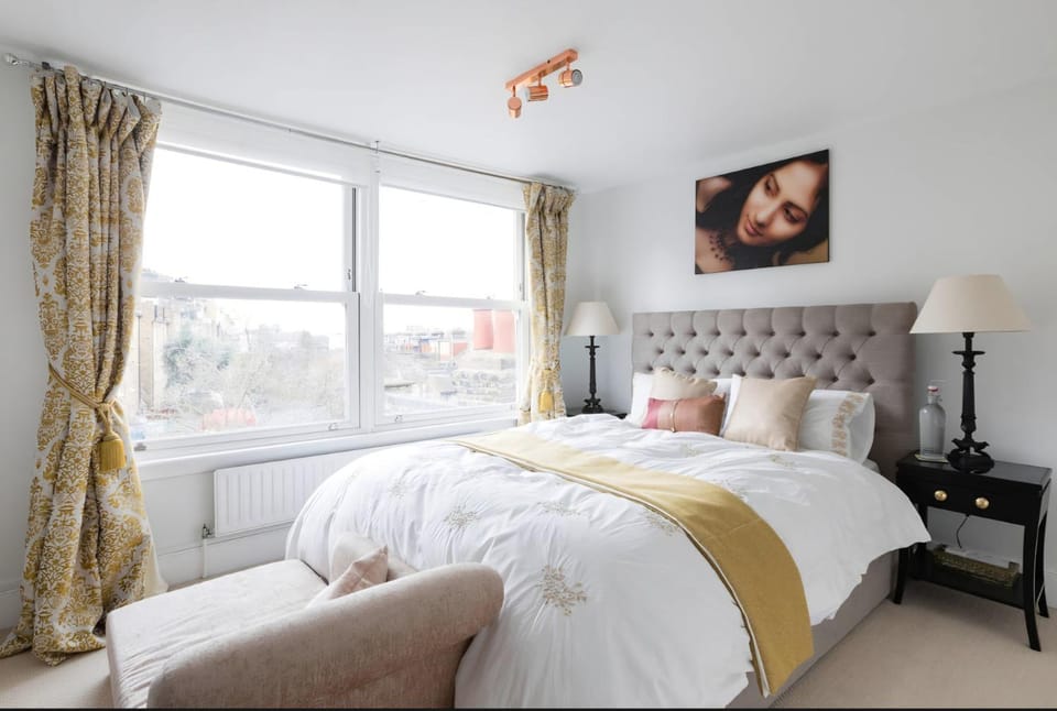 Kingsize Loft Ensuite in super central Clapham Jn Mins to Victoria, Waterloo, Gatwick Vacation rental in London