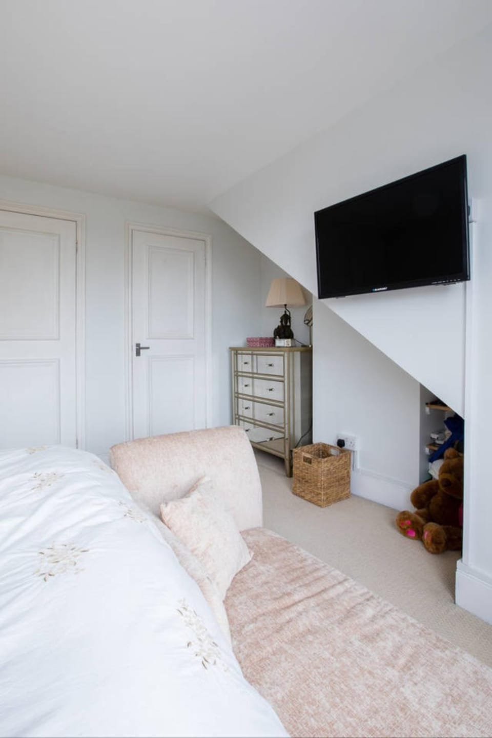 Kingsize Loft Ensuite in super central Clapham Jn Mins to Victoria, Waterloo, Gatwick Vacation rental in London