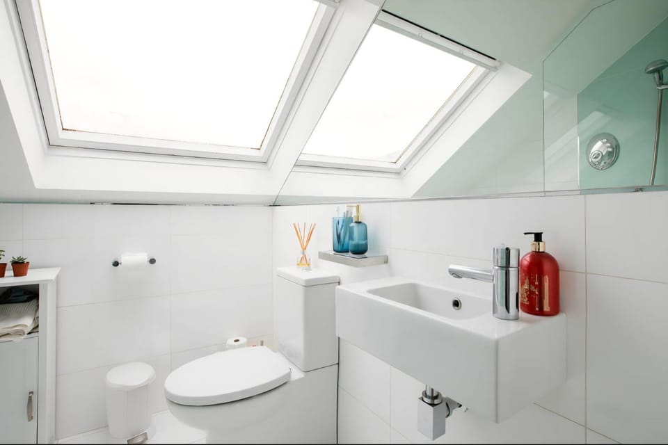 Kingsize Loft Ensuite in super central Clapham Jn Mins to Victoria, Waterloo, Gatwick Vacation rental in London