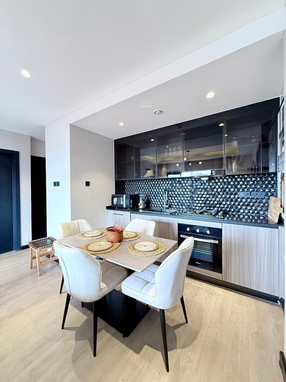 Kitchen or kitchenette, Dining area