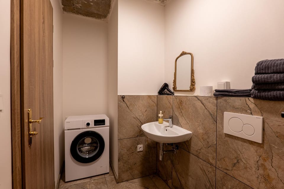 Brand New studio apartment #16 near center with FREE street parking Apartment in Prague