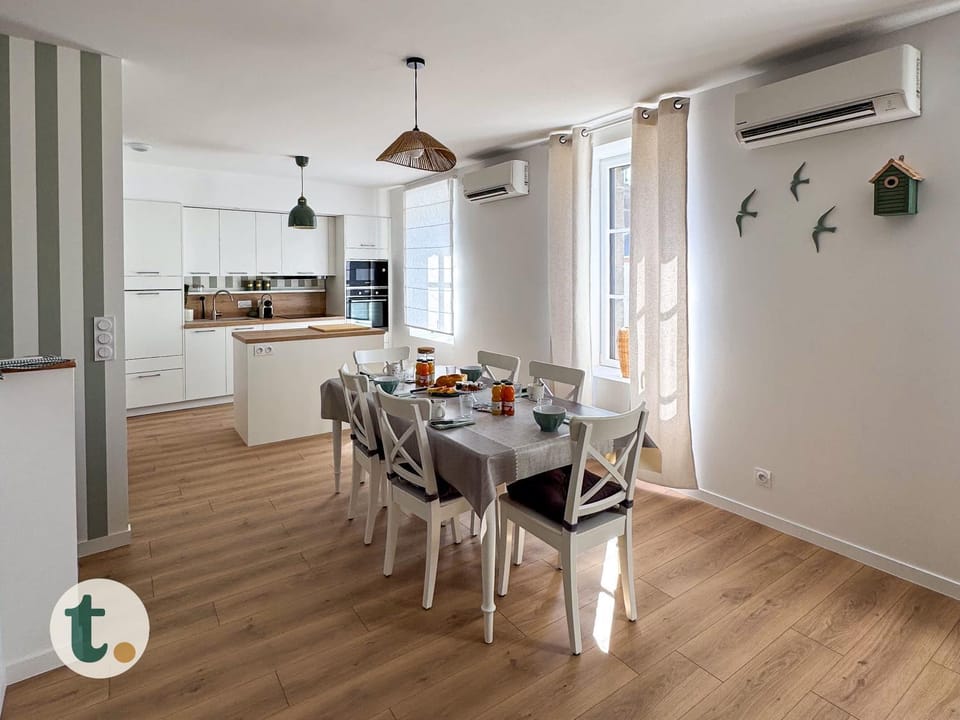 Kitchen or kitchenette, Dining area, stove, air conditioner