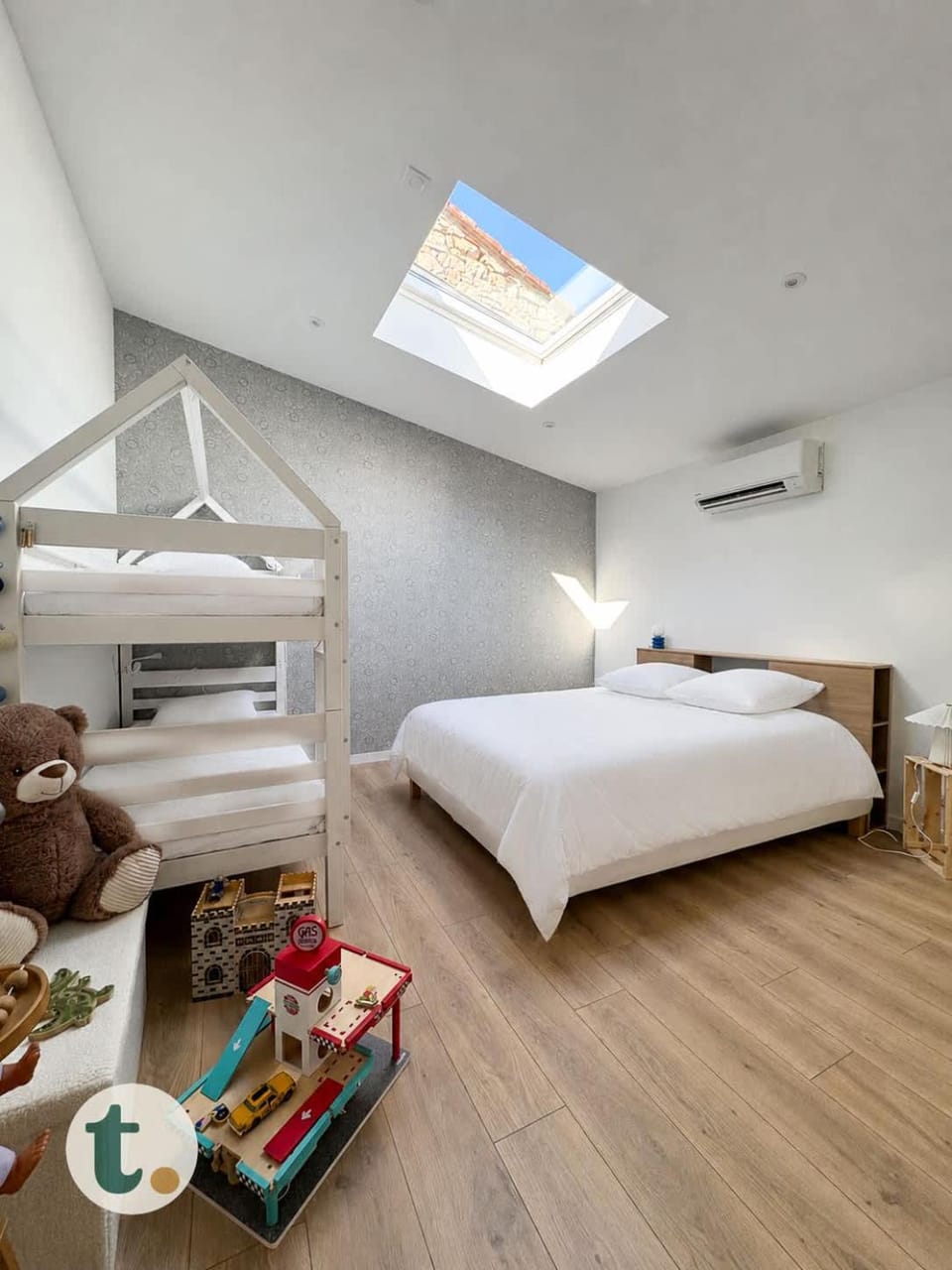 Bed, Photo of the whole room, Bedroom, air conditioner