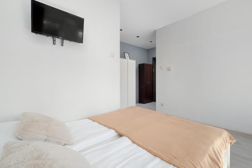 Bed, TV and multimedia, Bedroom