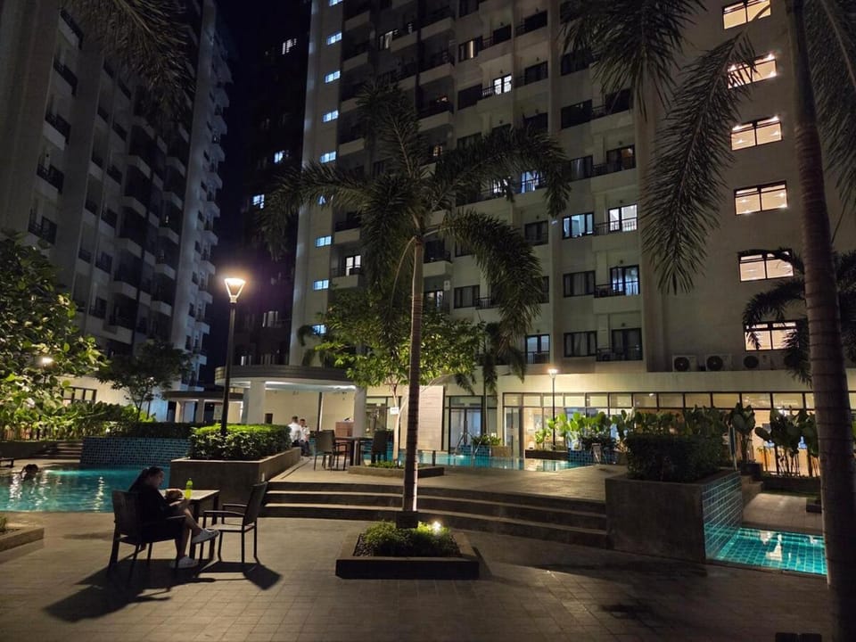 ARO Suites Cozy Staycation Near Airport & SM Bicutan Apartment in Paranaque