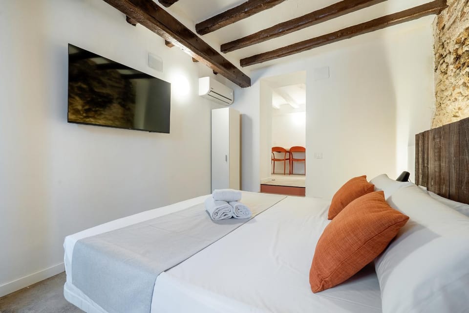 Photo of the whole room, Bedroom