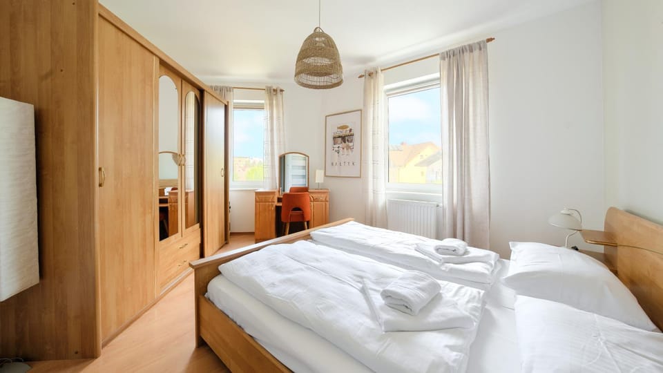 Bed, Bedroom, towels, wardrobe