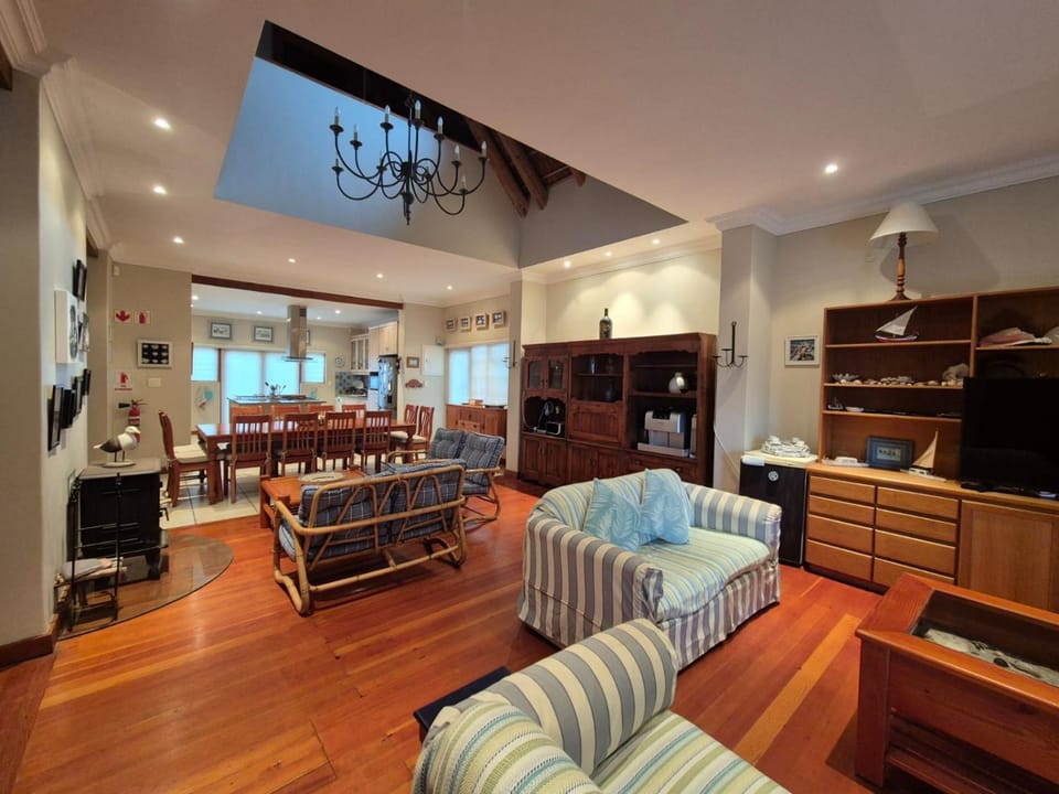 TV and multimedia, Kitchen or kitchenette, Living room, Seating area, Dining area