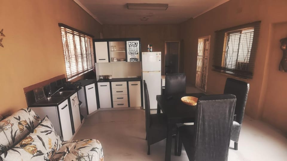 Kitchen or kitchenette, Dining area, oven