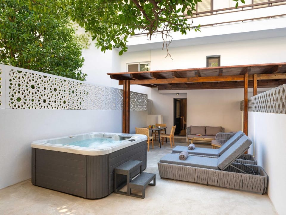 Day, Garden, Hot Tub, Seating area, Garden view, sunbed