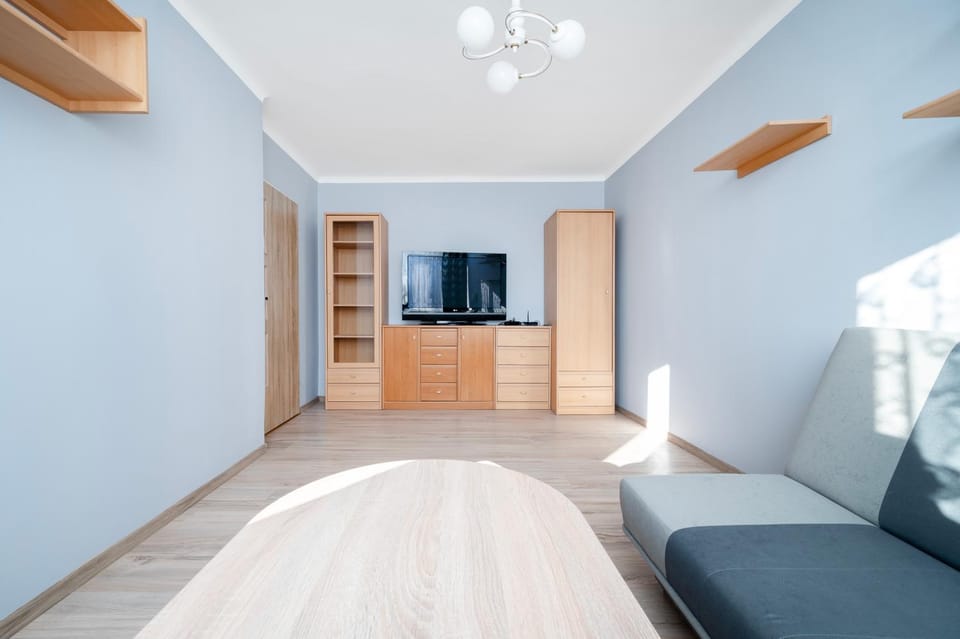 Communal lounge/ TV room, Bed, TV and multimedia, Living room, Photo of the whole room, Seating area, Evening entertainment, Bedroom, wardrobe